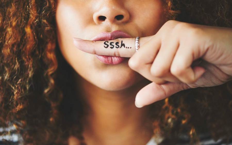 Anel no dedo indicador 