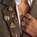 broches na lapela do blazer